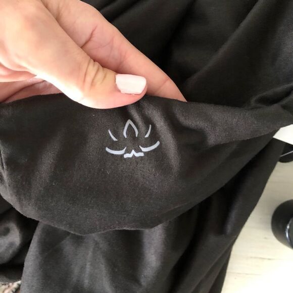 🎉HOST PICK🎉‎ NWT Beyond Yoga Hidden Pocket Infinity Scarf - Picture 5 of 11